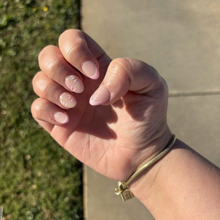 Soft pink almond nails with white and yellow daisies